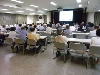 写真：報告会の様子4