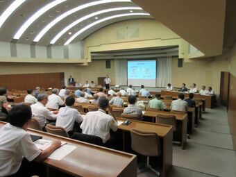 写真：報告会の様子2