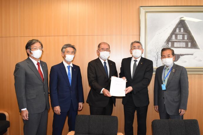 写真:要望書を受け取る様子