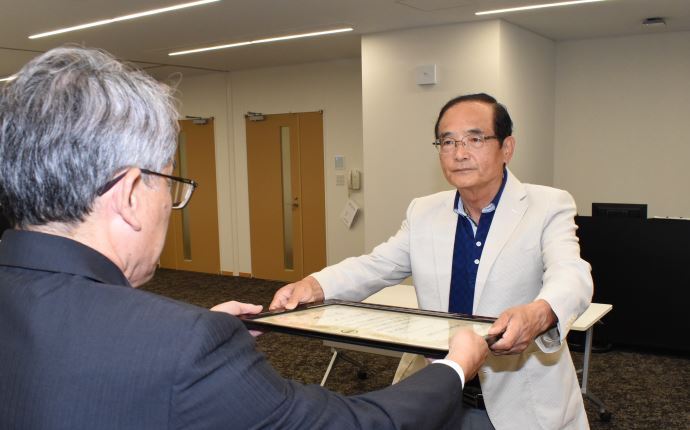写真:土岐市功労章を授与の様子