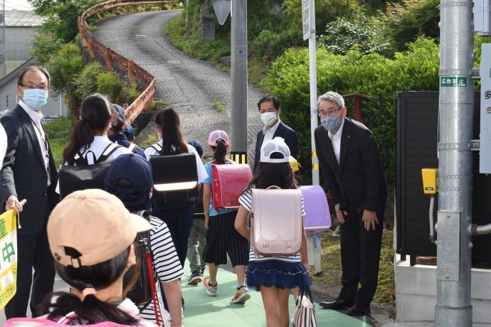 写真:登校見守りの様子