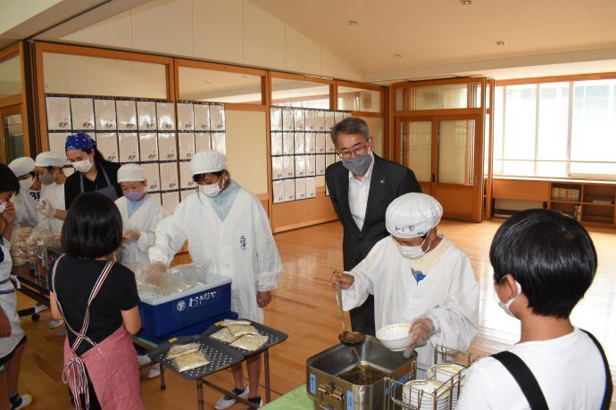 写真:給食の見学の様子