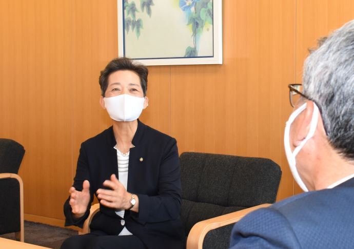 写真:退任報告の様子