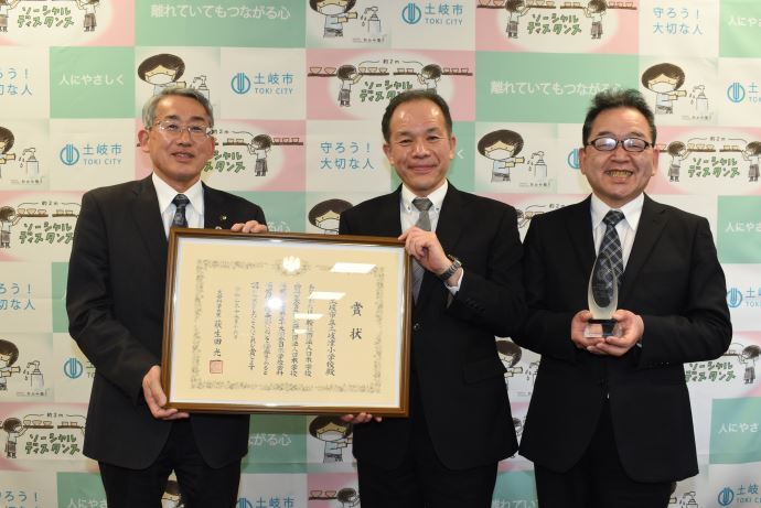 写真:文部科学大臣賞を受賞の報告
