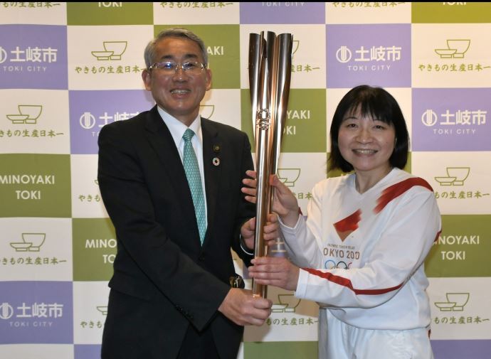 写真:トーチを預かる様子