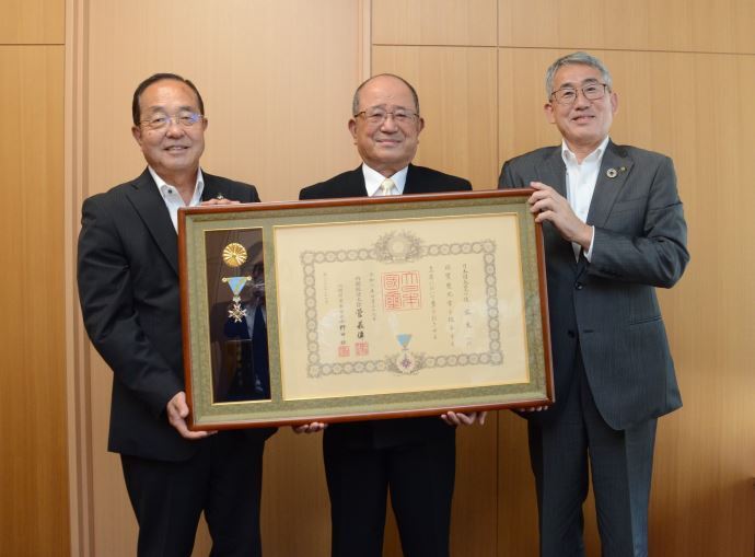 写真:叙勲受章者(瑞宝双光章)の報告の様子