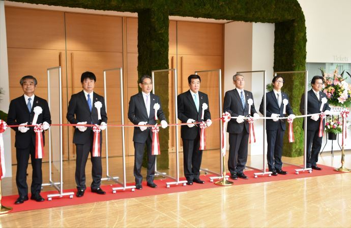 写真:テープカットする加藤土岐市長