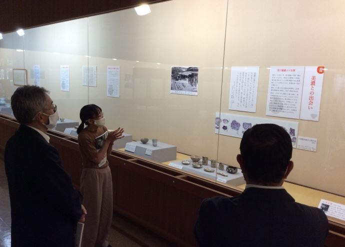 写真:学芸員から展示物の説明を受ける加藤土岐市長