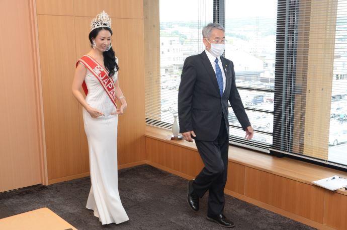 写真:佐武裕子さまに歩き方の指導を受ける土岐市長