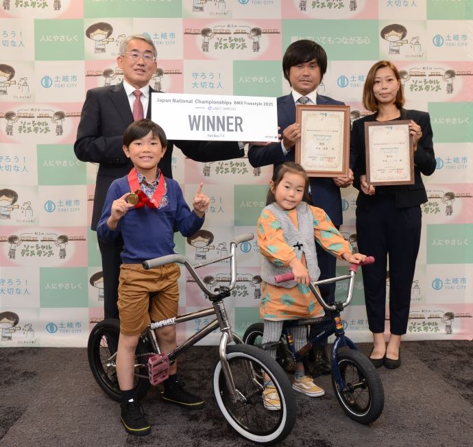 写真:市長と記念撮影する丹羽こうきさん