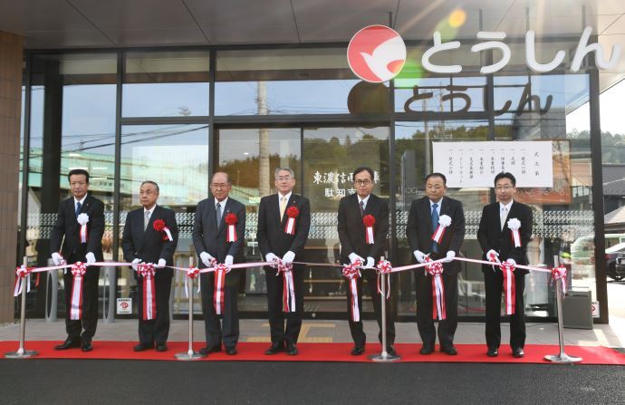 写真:テープカットをする市長