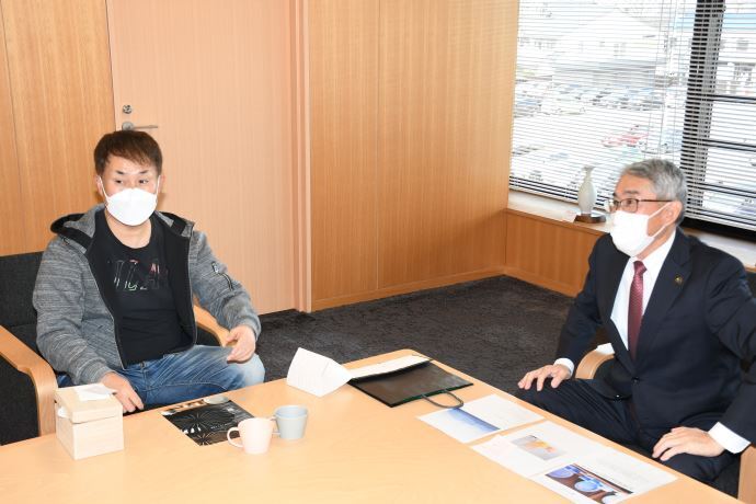 写真:ふるさと納税の返礼品を見る神無月さん