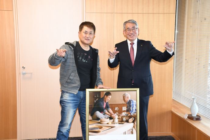 写真:神無月さんとものまねのポーズを取る土岐市長