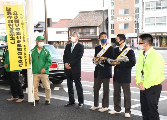写真:駅前街頭啓発の様子1