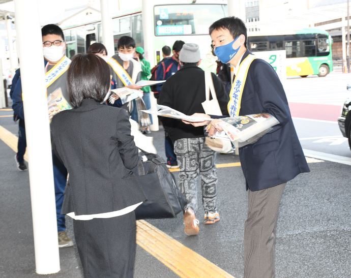 写真:駅前街頭啓発の様子2