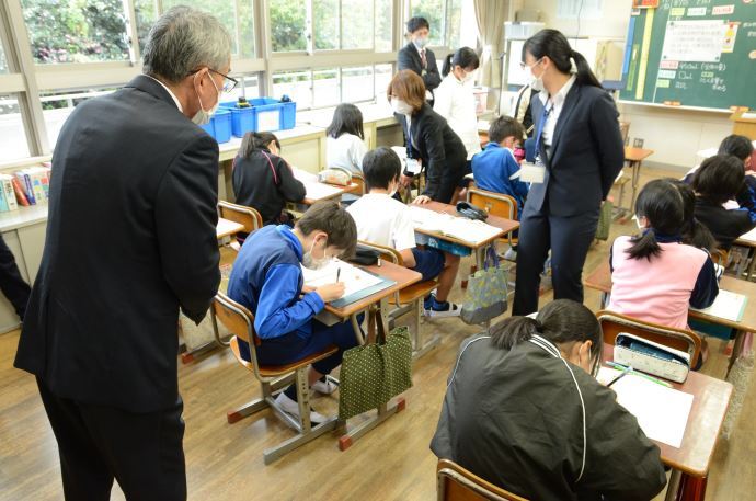 写真:授業を参観する土岐市長