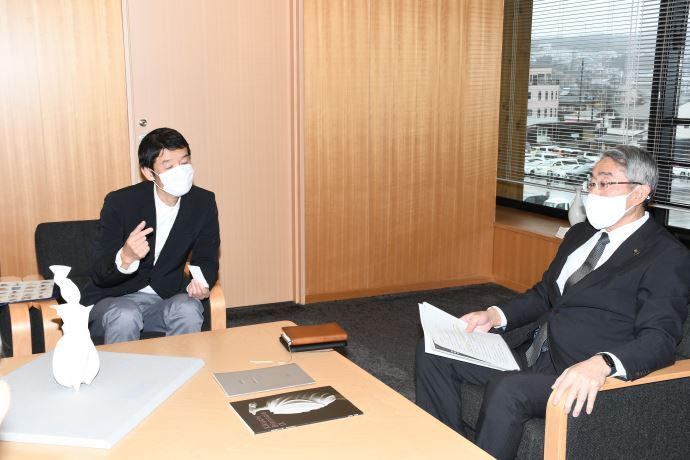 写真:猪倉高志さん表敬訪問の様子1