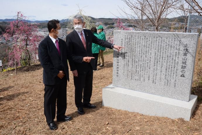 写真:高山城高山宿史跡保存会10周年記念で設置した石碑を見る土岐市長