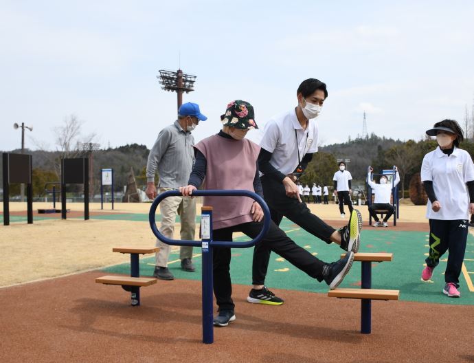 写真:ときげんきサーキット 健康遊具での運動の様子