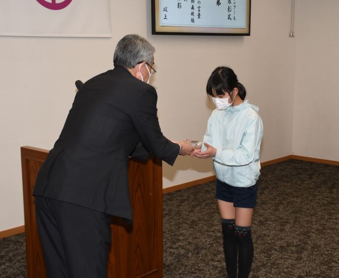 写真:土岐市朗読コンクール 記念品授与