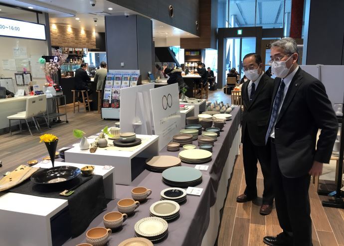 写真:展示販売事業の視察の様子1