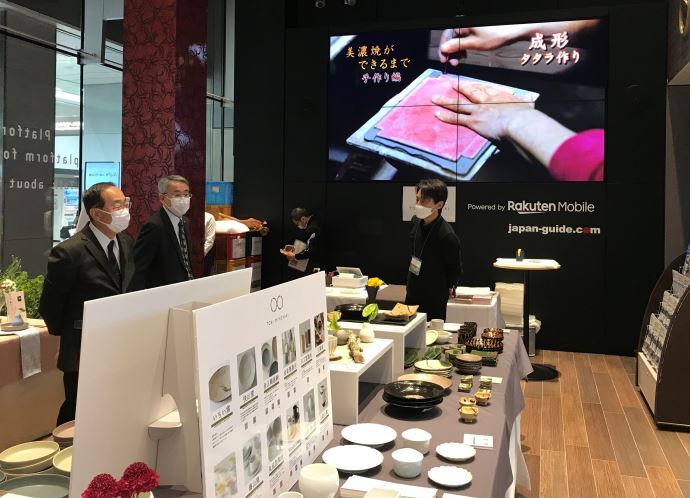写真:展示販売事業の視察の様子2
