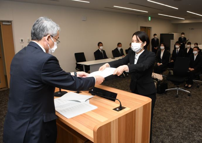 写真:土岐市職員入庁式 辞令交付