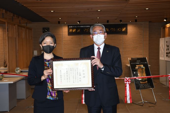 写真:感謝状を手渡す様子