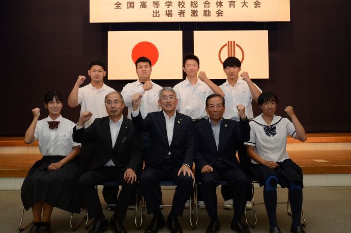 写真:全国高等学校総合体育大会に出場する選手と記念撮影