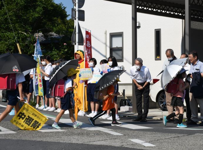 写真:あいさつデーで声をかける土岐市長