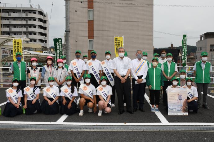 写真:中学生や保護者の皆さんと記念撮影
