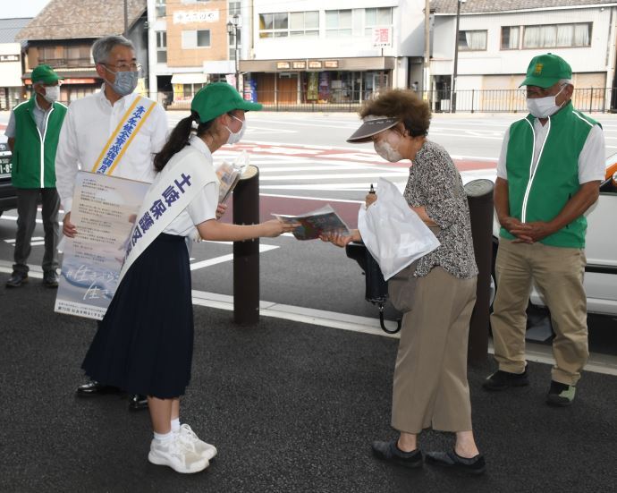写真:街頭啓発活動の様子
