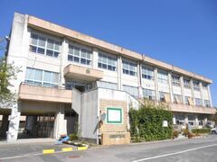 写真：改修前の泉西小学校外観