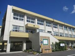写真：改修後の泉西小学校の外観