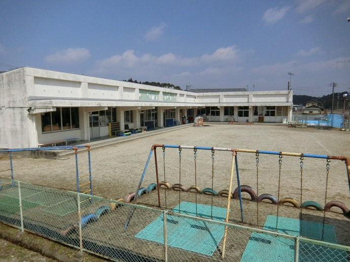 写真:園庭で遊ぶ子供たち