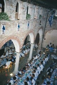 写真：旧教会中庭で晩餐会