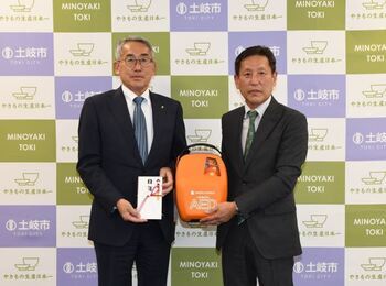 写真:AED寄付贈呈式での記念撮影