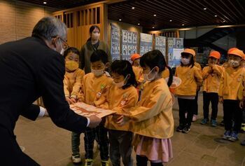 写真:花園保育園カレンダー寄贈の様子