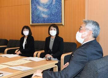 写真:受賞報告をする土本さんと石中さんの様子
