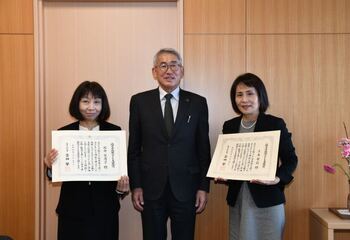 写真:土本さんと石中さん、市長との記念撮影