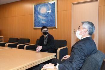 写真:市長と談笑する尾関さんの様子