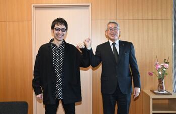 写真:尾関さんと市長の記念撮影