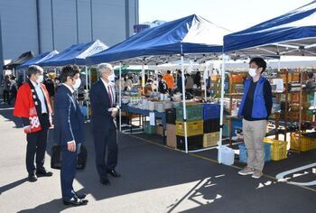 写真:視察に訪れた加藤市長の様子