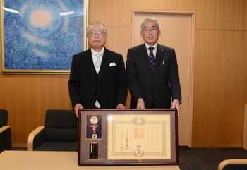 写真:叙勲受章報告の記念撮影