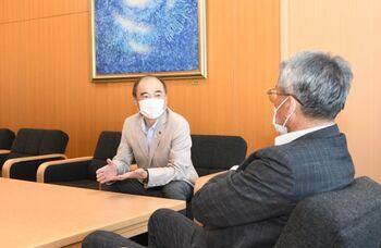 写真:市長に退任あいさつする加藤さんの様子