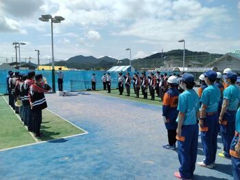 写真:団員を慰労する土岐市長の様子