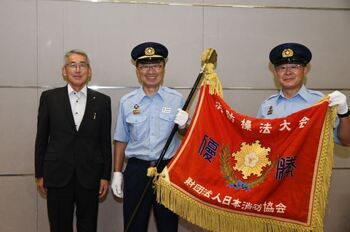 写真:市長への報告と記念撮影