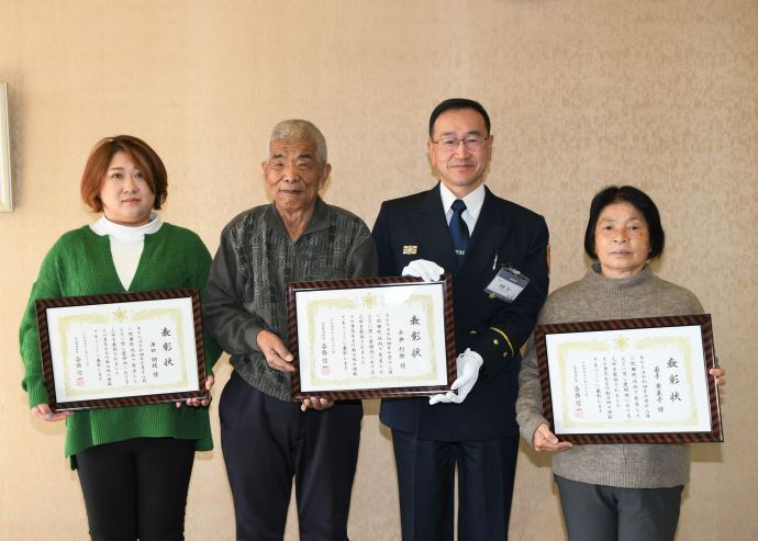 写真:表彰された3名と消防長の記念撮影