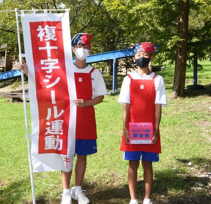写真:中学生ボランティアによる募金活動の様子