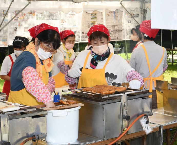 写真:みそ汁や五平餅の販売の様子